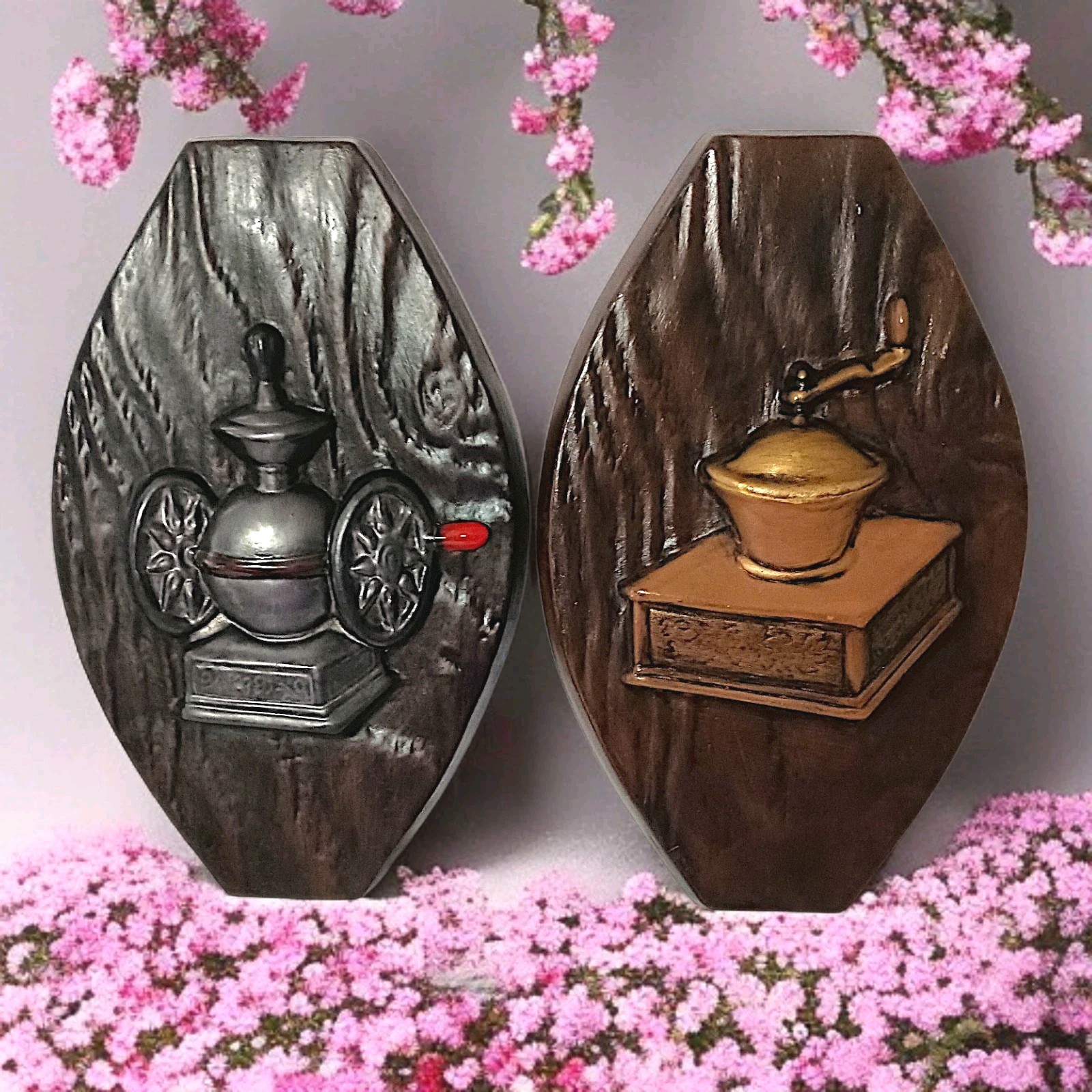 2 Favorware Kitchen Wall Plaques Metal Ceramic Farmhouse Vtg Colonial Revival 