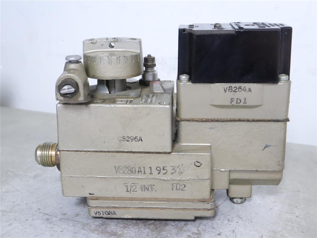 Honeywell V8280A 1195 HVAC 24VAC Combination Gas Valve V5108A V8254A