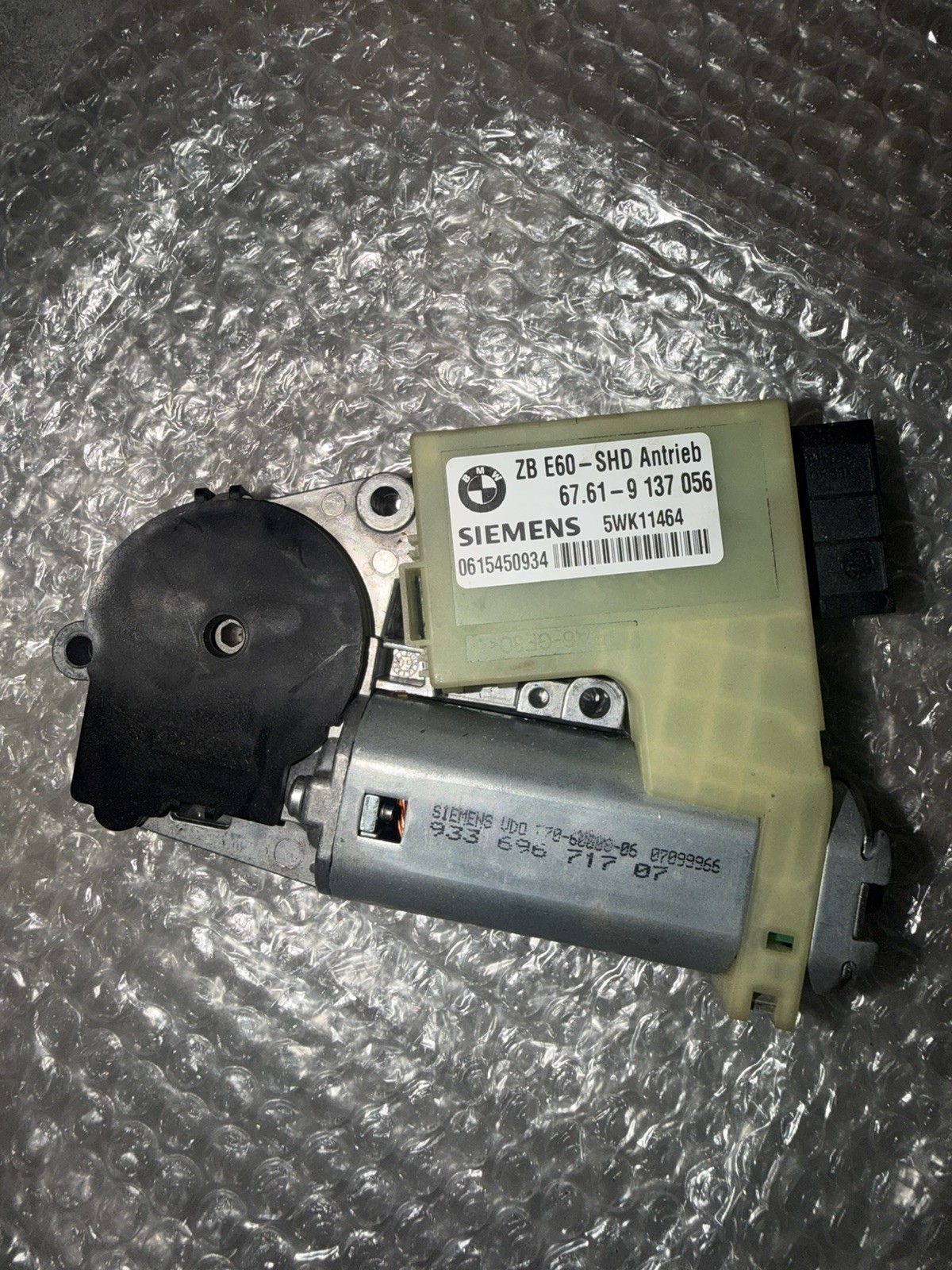 02-11 BMW 528i 535i Sunroof Sliding Roof Motor Drive 9137056 OEM 02-11 BMW 528i 535i Sunroof Sliding Roof Motor Drive 9137056 OEM