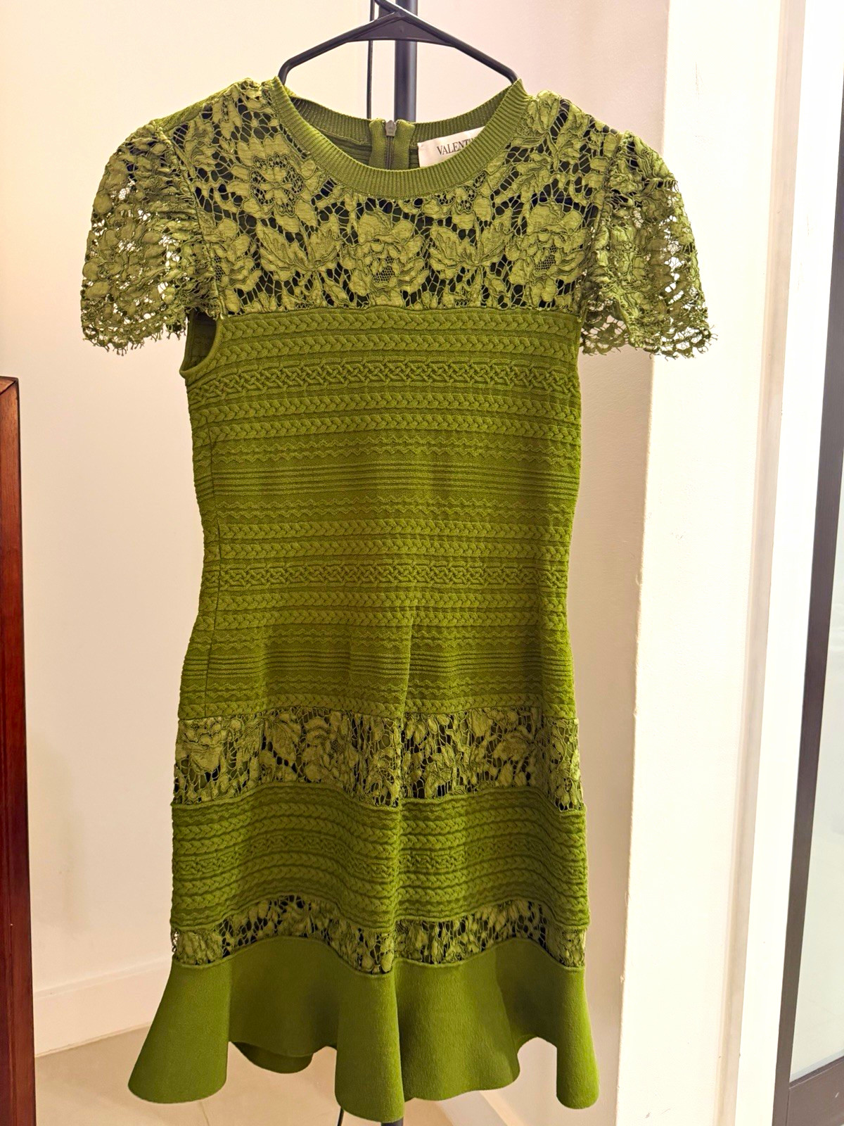 Vintage Valentino Green Lace Chic Dress Sz 4 Knee Length Short Sleeve Round Neck Vintage Valentino Green Lace Chic Dress Sz 4 Knee Length Short Sleeve Round Neck