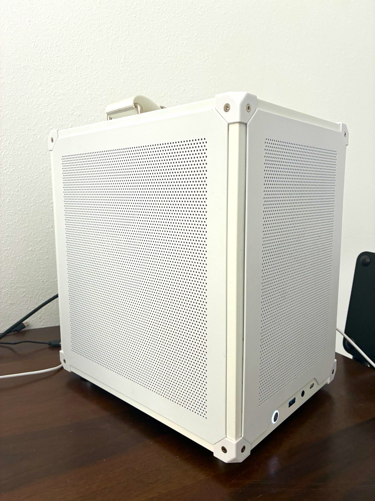 Custom/Whitebox White Mini Desktop Ryzen 5 PRO 3600 RX 6600 16GB 704GB SSD Custom/Whitebox White Mini Desktop Ryzen 5 PRO 3600 RX 6600 16GB 704GB SSD