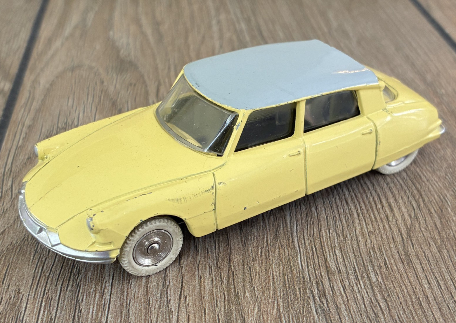 Dinky Toys No. 24C Citroen DS 19 Yellow/Gray Vintage 1960s +FAST SHIPPING