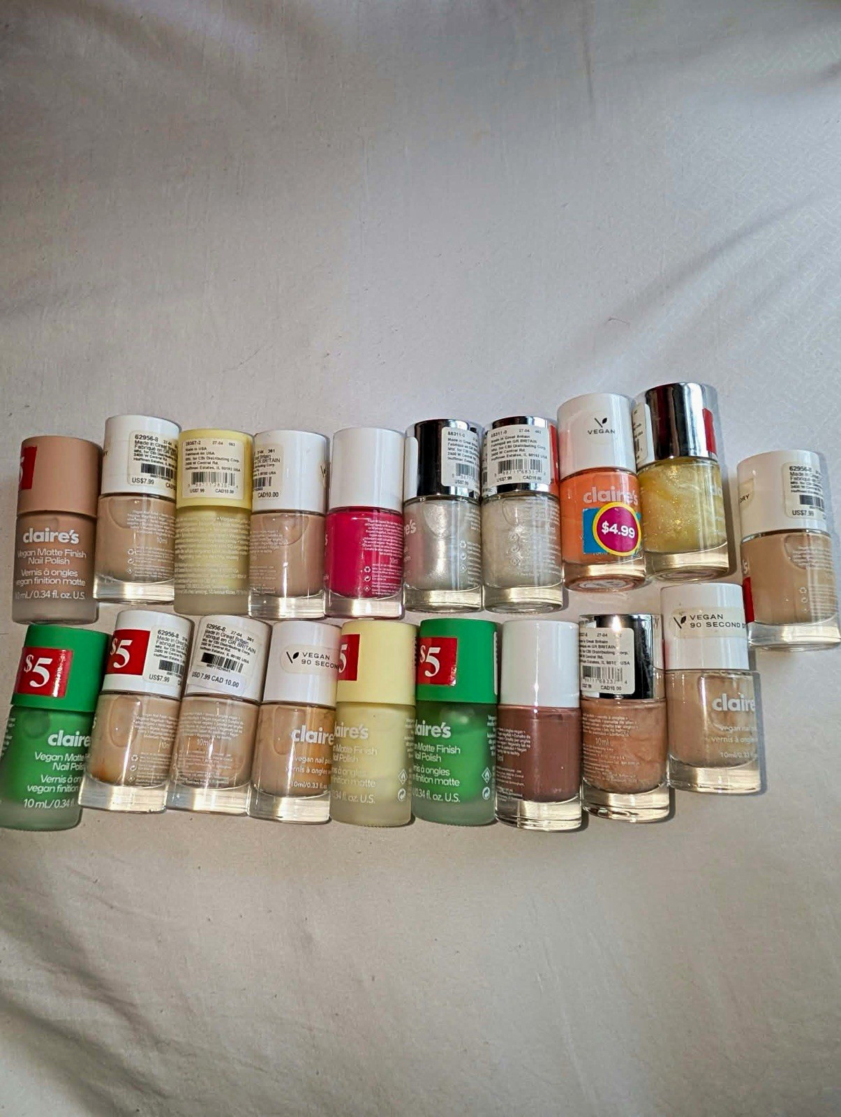 Complete nail polish set: 21 bottles in various colors. Complete nail polish set: 21 bottles in various colors.