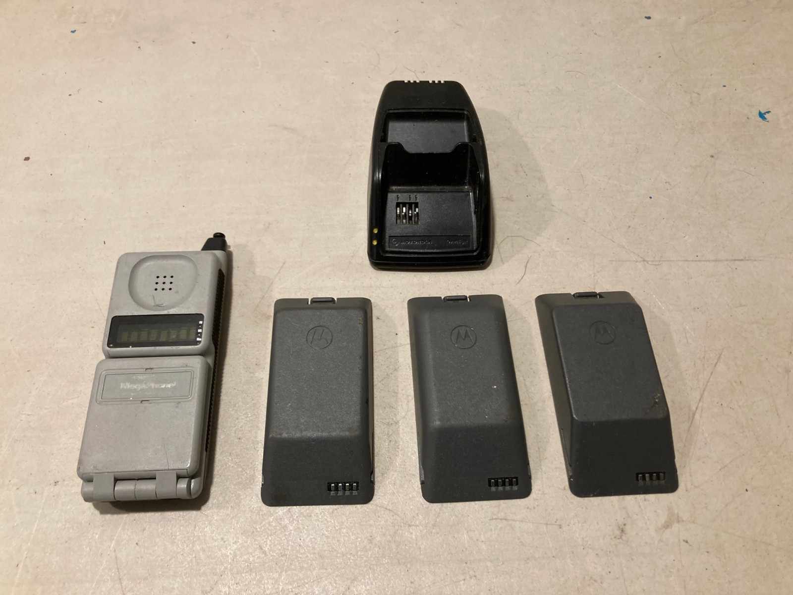 Vintage Motorola MicroTAC Grey Flip Phone Batteries Charger Vintage Motorola MicroTAC Grey Flip Phone Batteries Charger