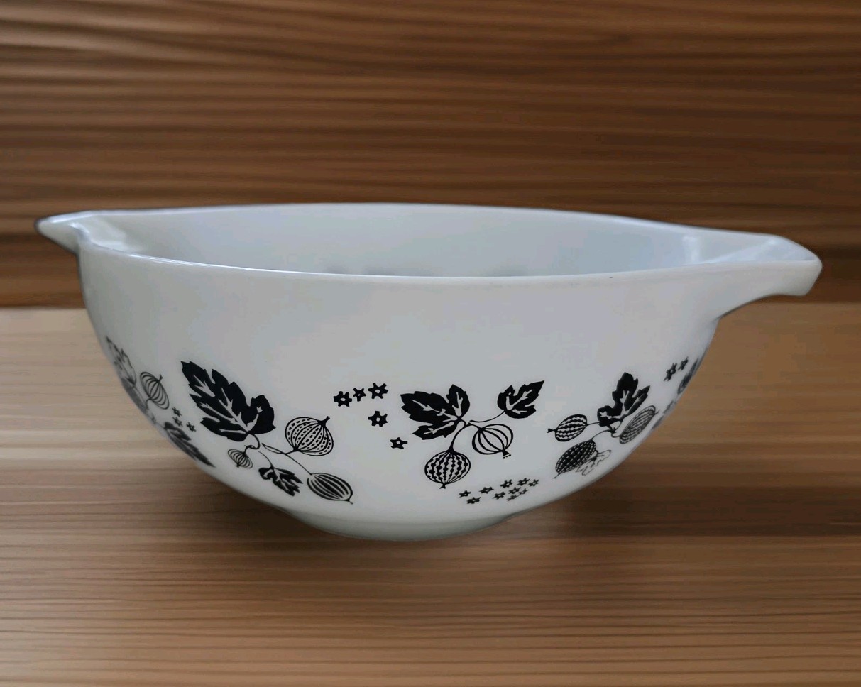 Vintage Pyrex 443 BLACK & WHITE GOOSEBERRY Cinderella Bowl - 2 1/2 Quart CLEAN 