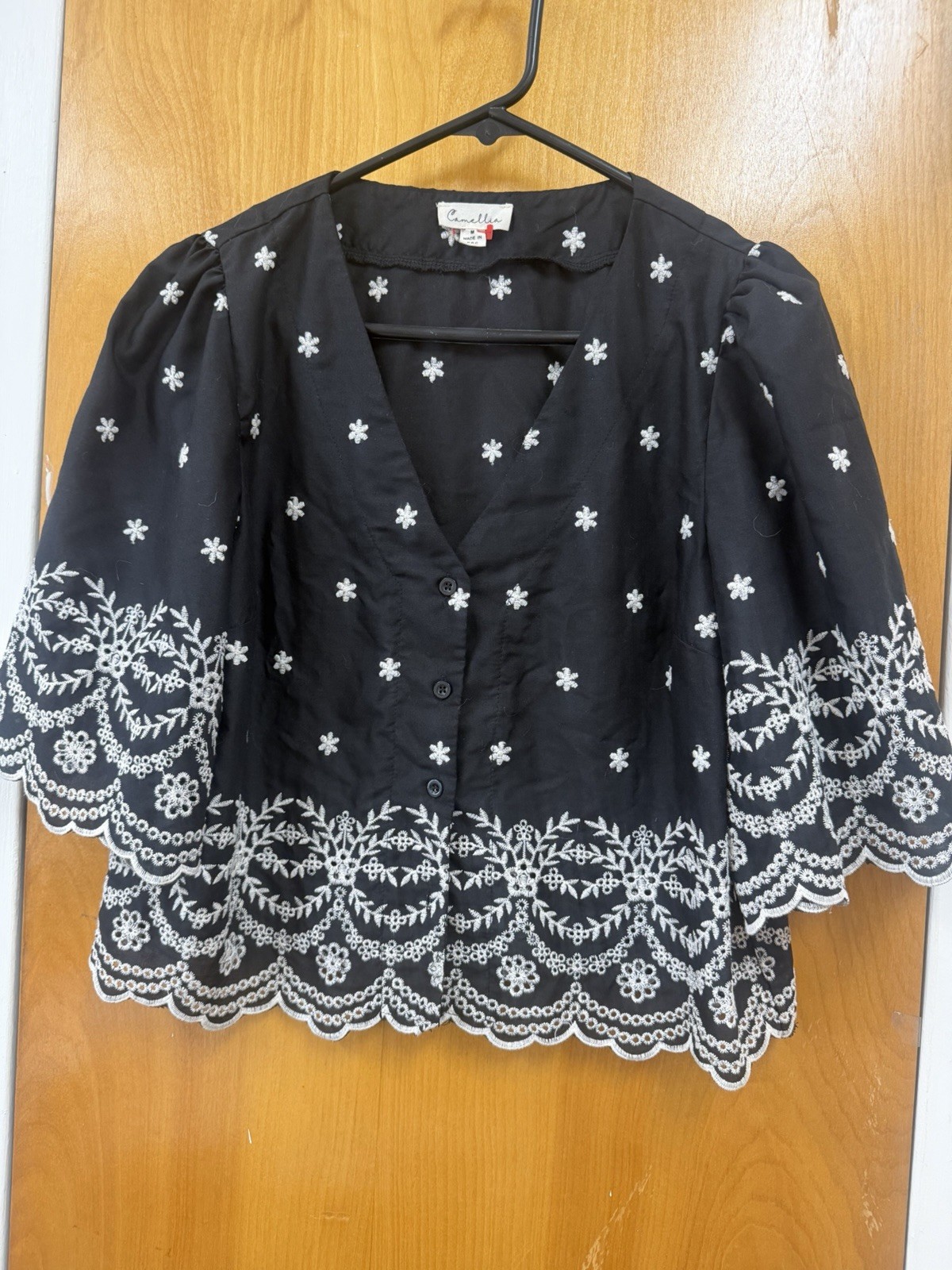 Camellia Women\'s M Black Cotton-Poly V-Neck 3/4 Sleeve Button Floral Blouse