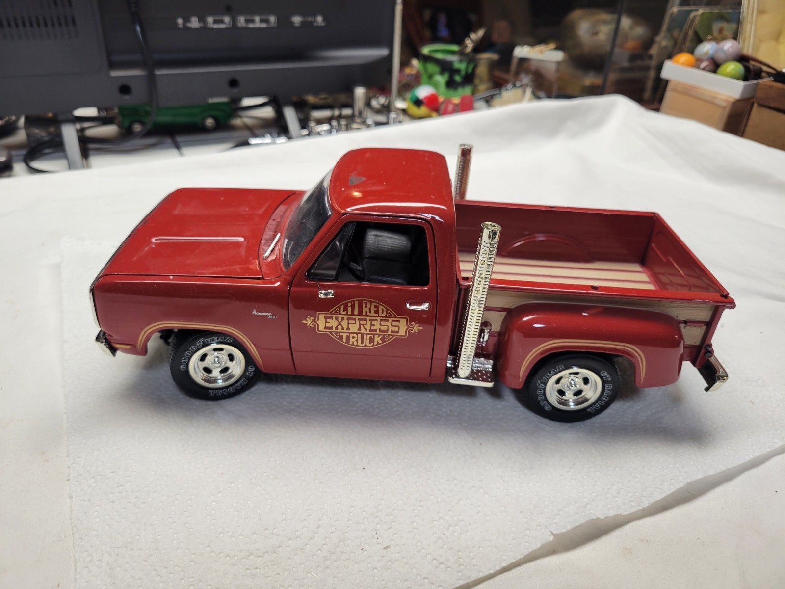 ERTL American Muscle Lil Red Express Dodge 1978 Truck 1:18 Diecast 