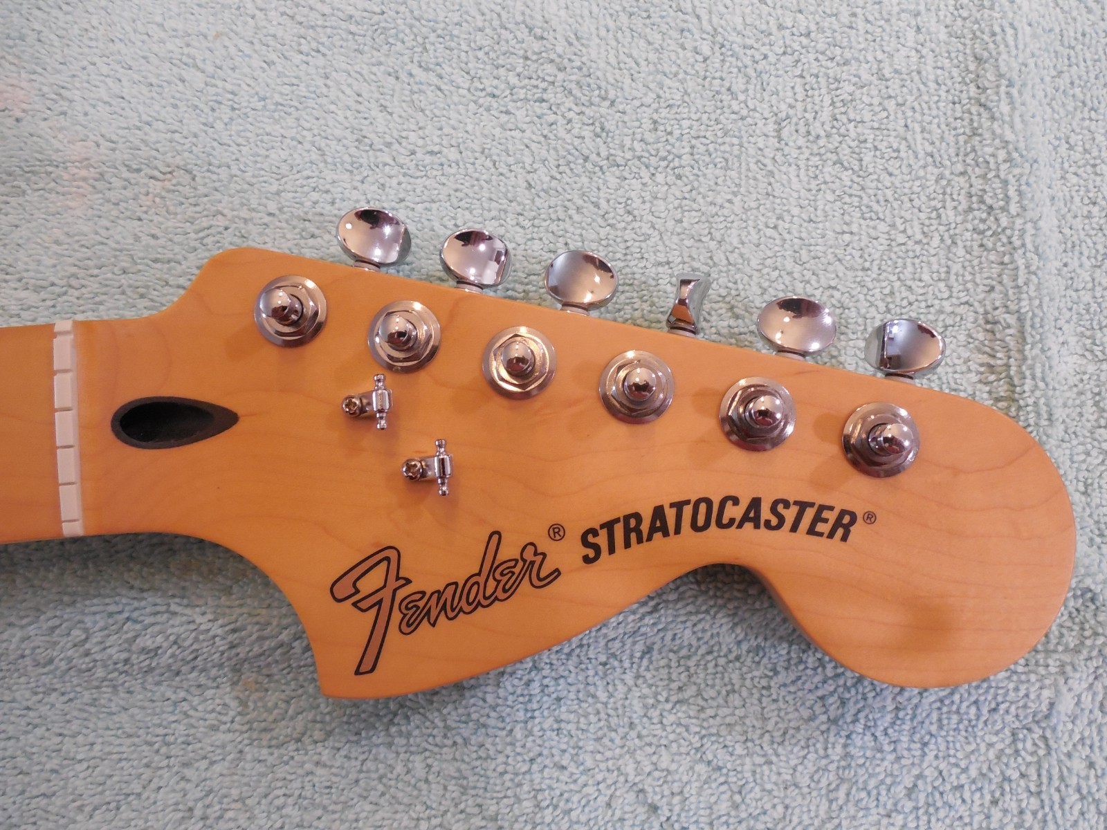 Fender Deluxe Stratocaster MIM Maple Neck w/Fender Locking Tuners Excellent