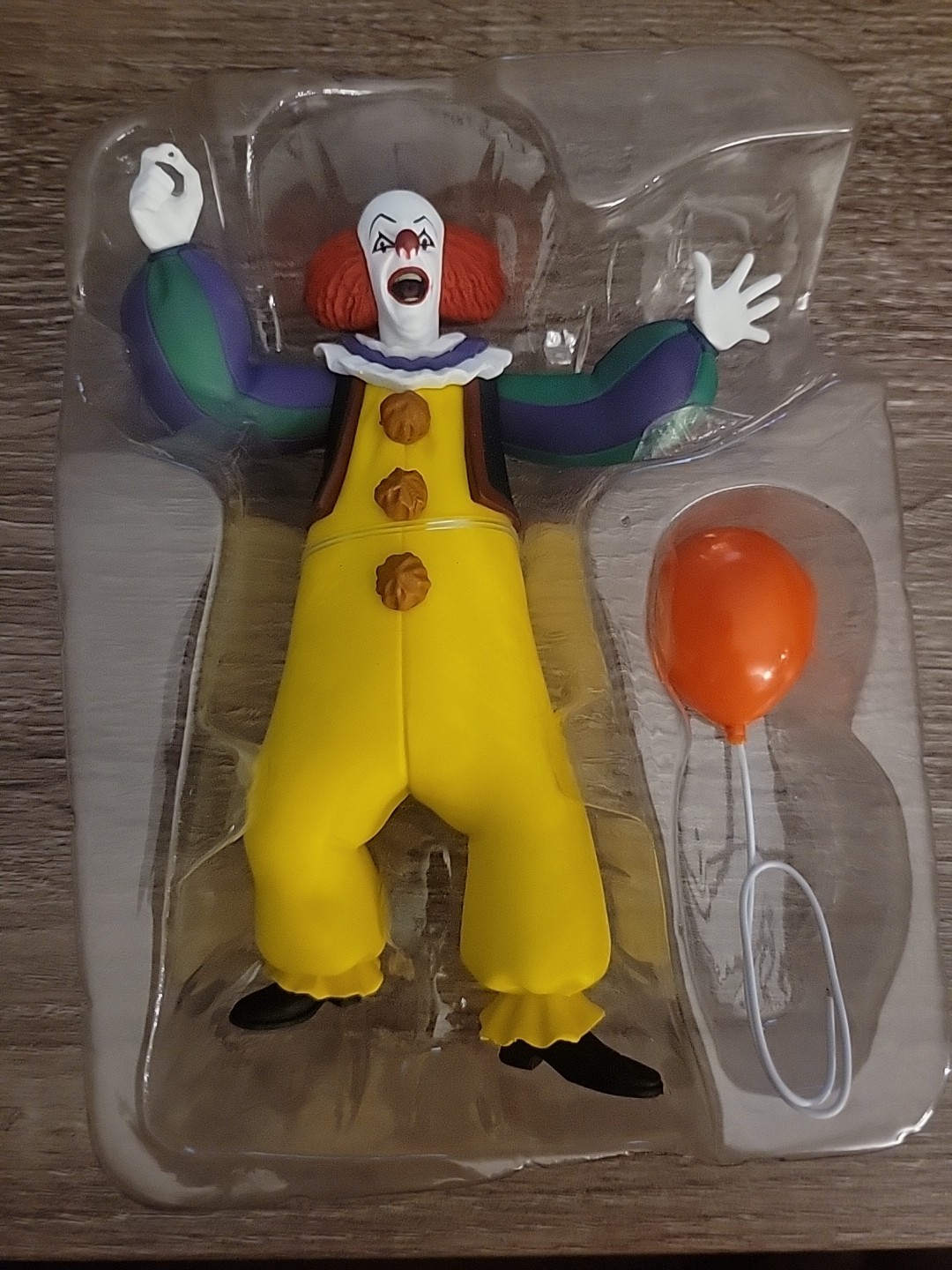 Toony Terrors - IT – 6” Scale Action Figure - Stylized Pennywise the clow (1990) Toony Terrors - IT – 6” Scale Action Figure - Stylized Pennywise the clow (1990)
