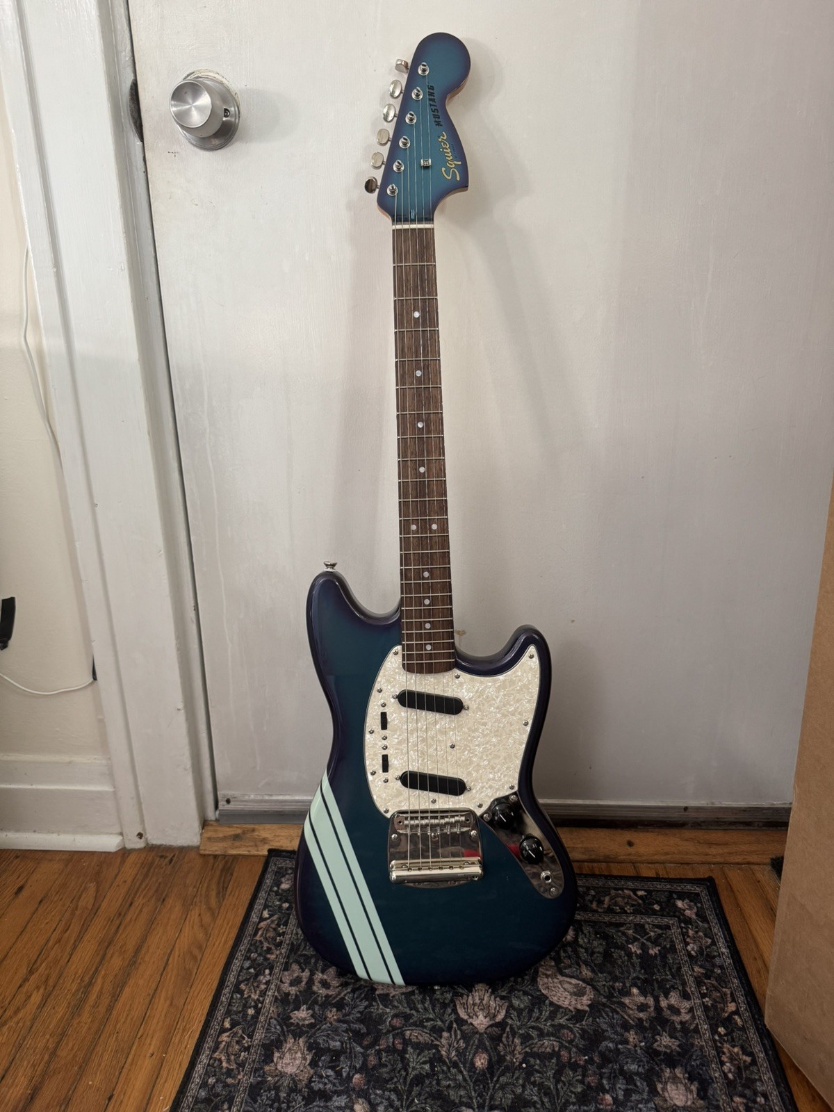 Fender Squier Classic Vibe \'60s Mustang FSR Competition Burgundy Kurt Cobain Fender Squier Classic Vibe \'60s Mustang FSR Competition Burgundy Kurt Cobain