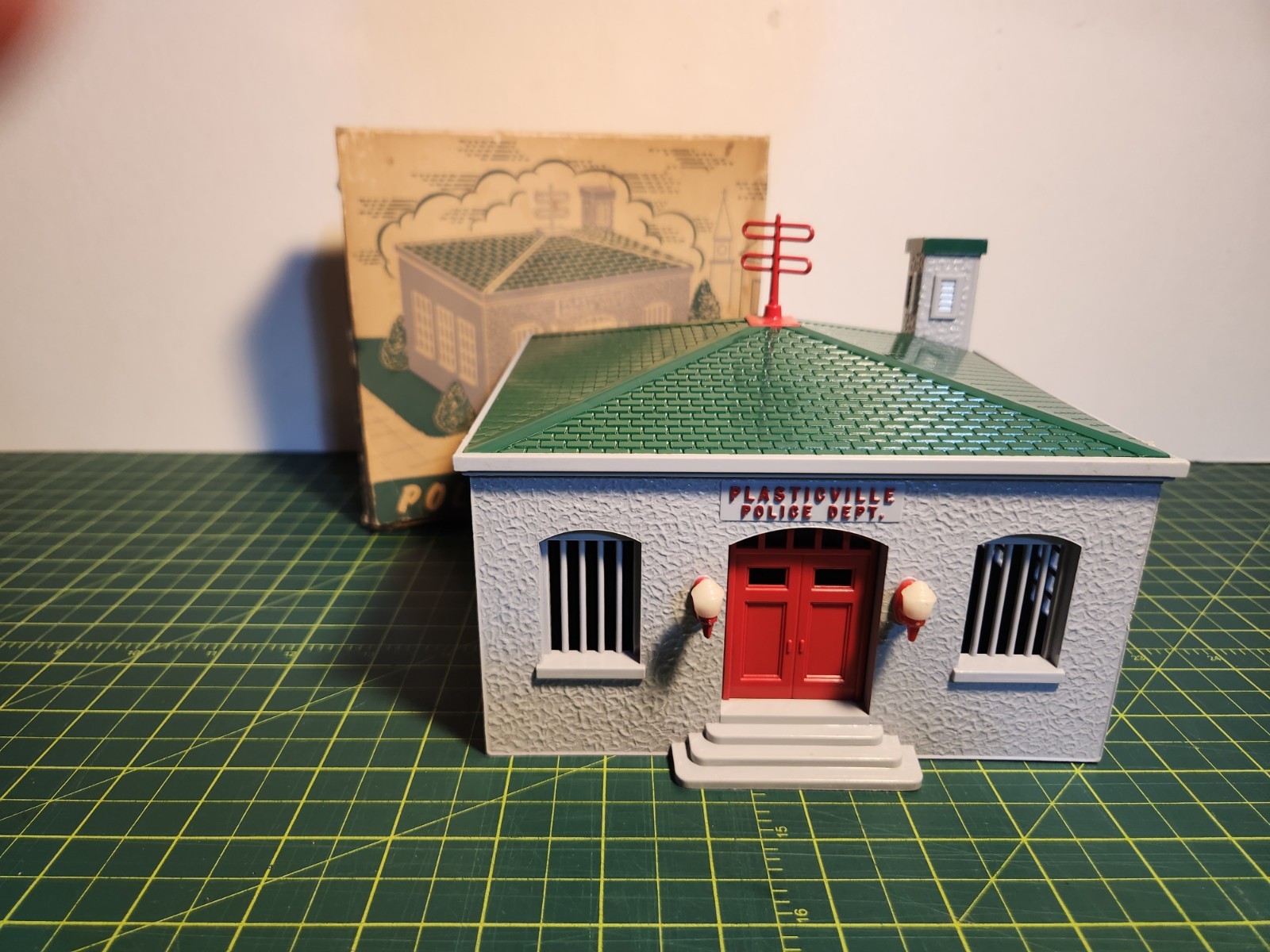 VINTAGE PLASTICVILLE POLICE DEPT KIT (PD-3), GREEN ROOF, LT GRAY SIDES, BOX