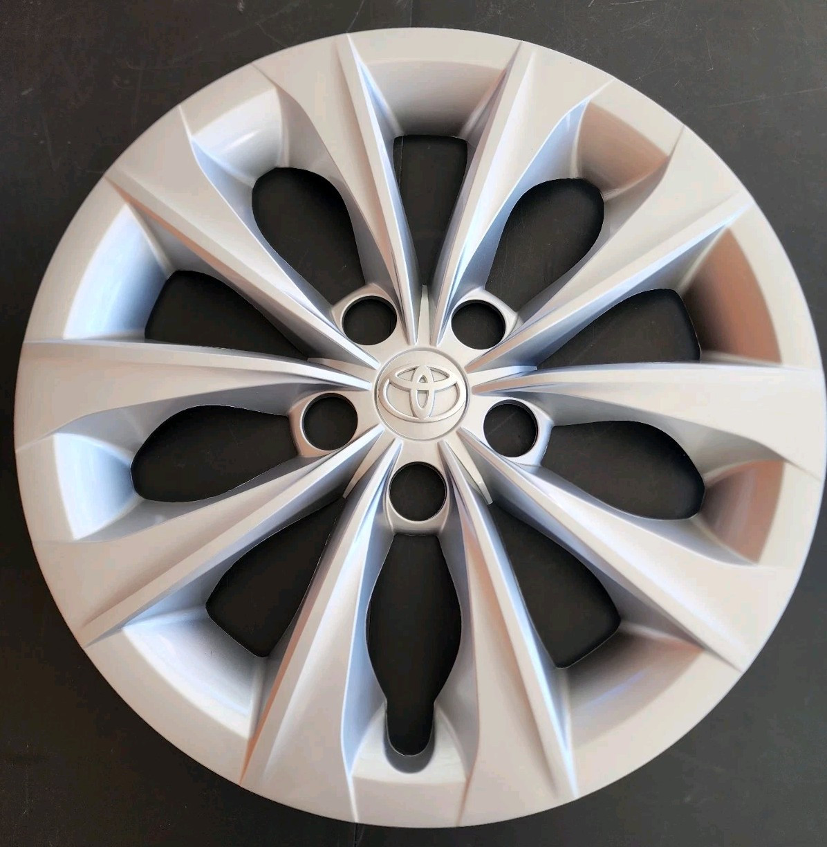 NEW 2015-2017 Fits Toyota Camry Premium 16-inch Silver Hubcap 61175 NEW 2015-2017 Fits Toyota Camry Premium 16-inch Silver Hubcap 61175