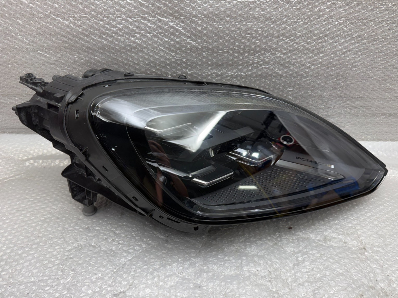 MINT 2024-2026 PORSCHE CAYENNE RIGHT PASSENGER SIDE HEADLIGHT LED OEM MINT 2024-2026 PORSCHE CAYENNE RIGHT PASSENGER SIDE HEADLIGHT LED OEM
