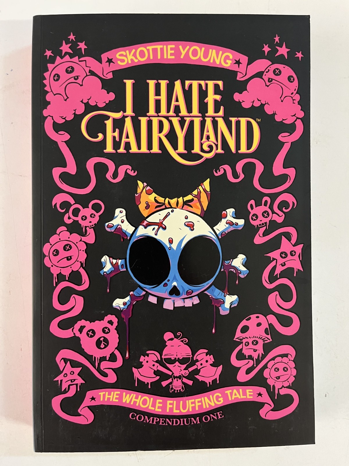 I Hate Fairyland: The Whole Fluffing Tale - Compendium One - Skottie Young - NEW I Hate Fairyland: The Whole Fluffing Tale - Compendium One - Skottie Young - NEW
