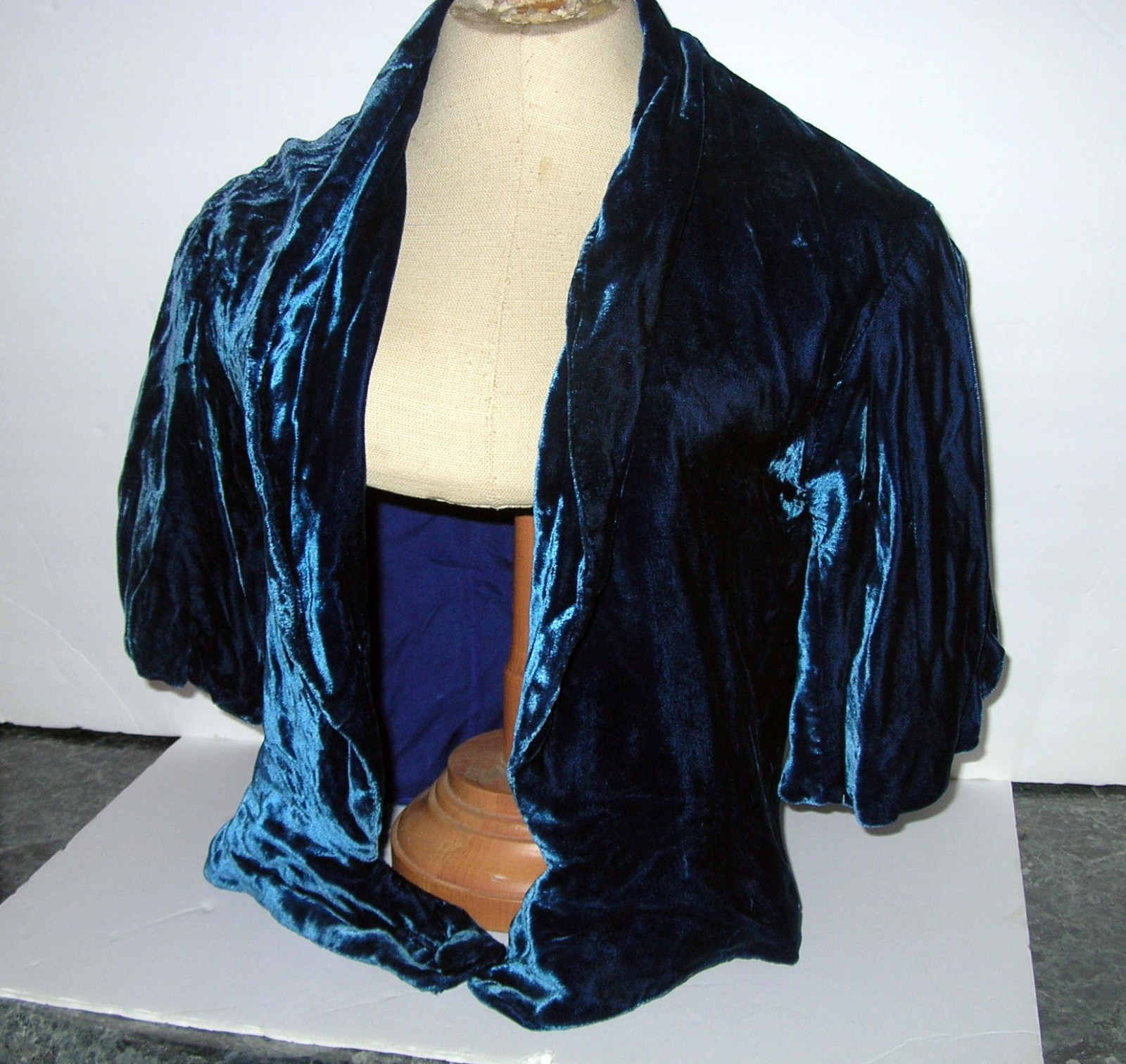 Antique 20\'s LadiesTeal Blue Silk Velvet Bolero Jacket/Top w/Button Closing Antique 20\'s LadiesTeal Blue Silk Velvet Bolero Jacket/Top w/Button Closing
