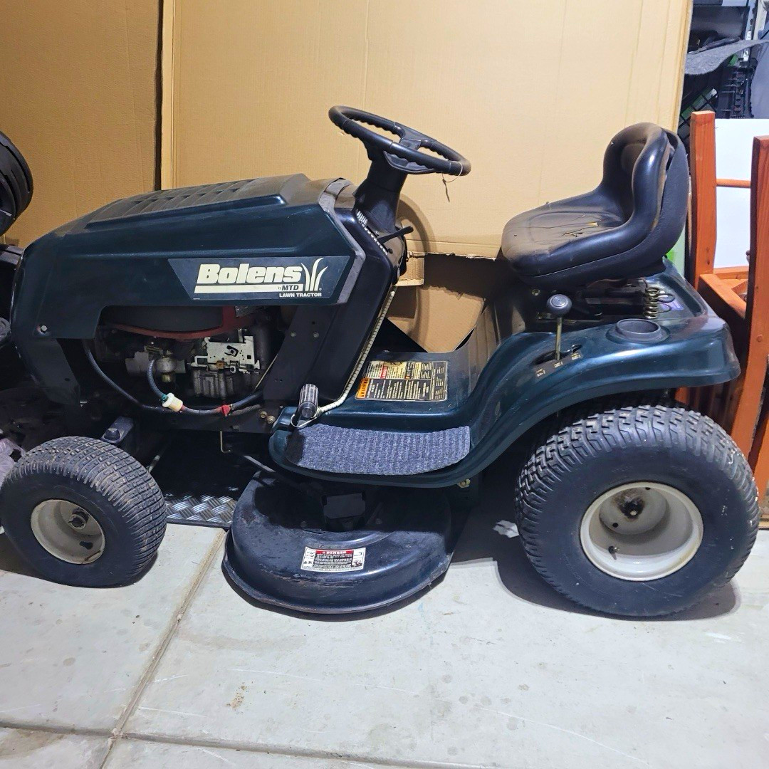 Bolens MTD Lawn Tractor Riding Lawn Mower, Gasoline Power, Black Bolens MTD Lawn Tractor Riding Lawn Mower, Gasoline Power, Black