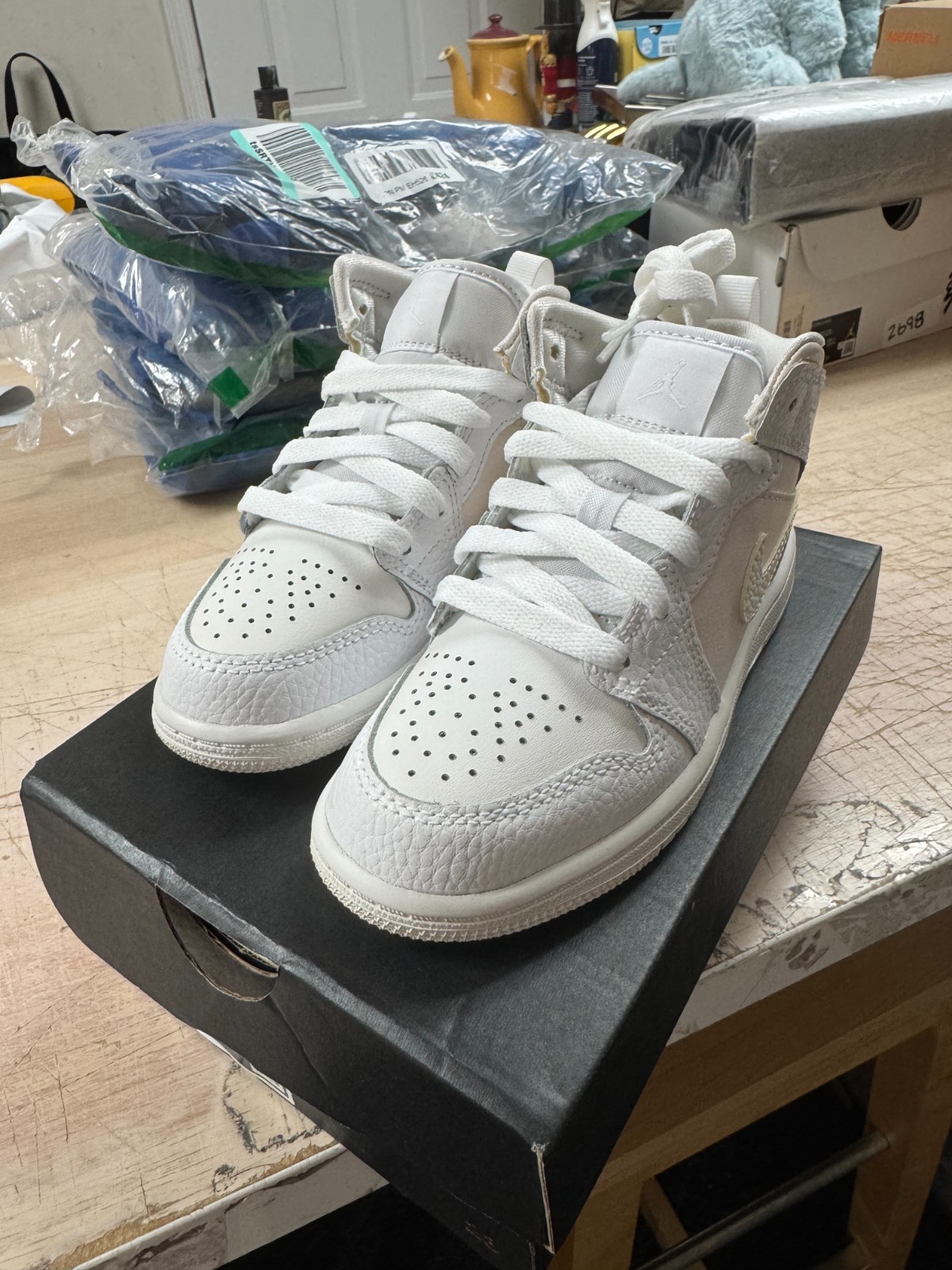 Jordan 1 Mid Triple White - 640734-130 Jordan 1 Mid Triple White - 640734-130