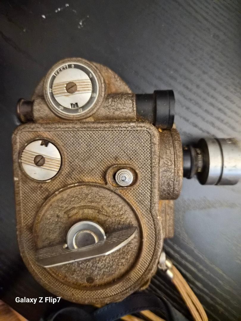 Vintage 40's - 50's Revere Compact Eight Model 88 Standard 8mm Movie Camera Vintage 40's - 50's Revere Compact Eight Model 88 Standard 8mm Movie Camera