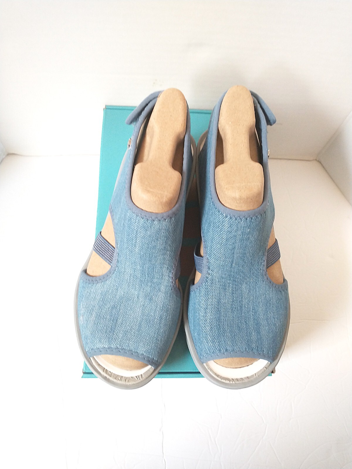 New BZEES ~Size 8.5 ~ Dream Wedge Sandals Machine Washable Denim Blue Open-Toe