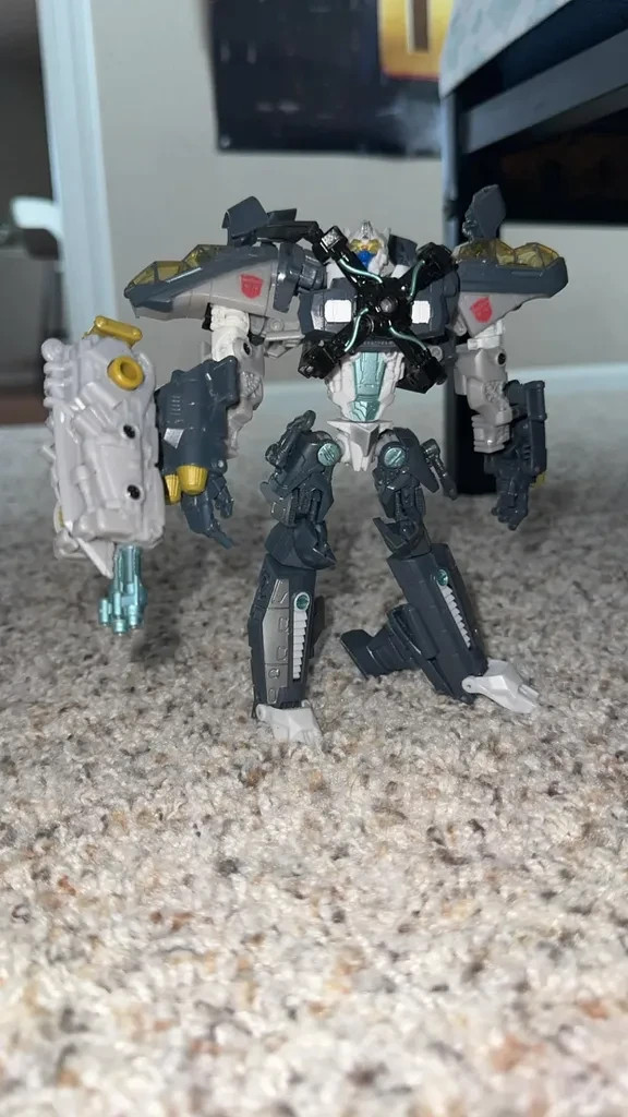 Transformers Dark Of The Moon Mechtech Autobot Skyhammer with Gun 2010