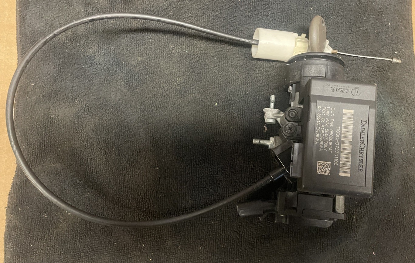 2005 - 2010 CHRYSLER 300C Ignition Switch with Key Charger Magnum 05026182AF