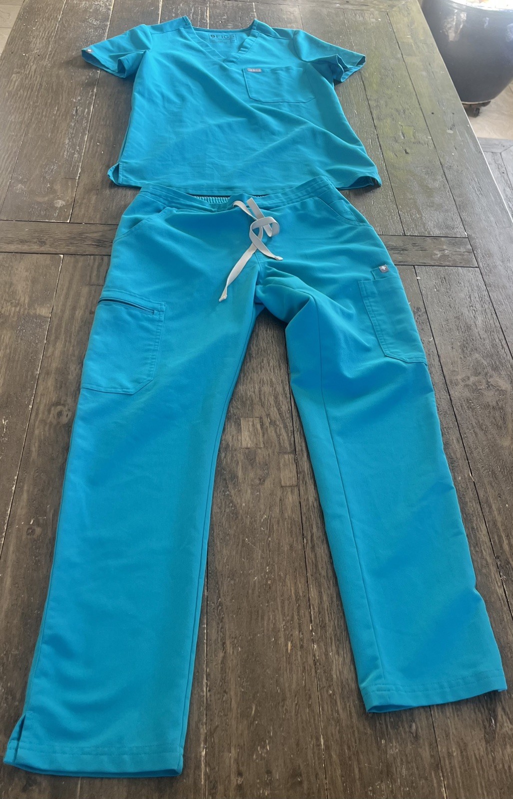 FIGS Scrub Set for Women Catarina Top & Yola Cargo Pants Turquoise Size XS FIGS Scrub Set for Women Catarina Top & Yola Cargo Pants Turquoise Size XS