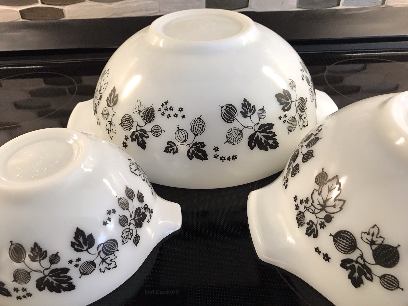 3 MINT CONDITION VINTAGE PYREX WHITE/BLACK GOOSEBERRY CINDERELLA MIXING BOWLS