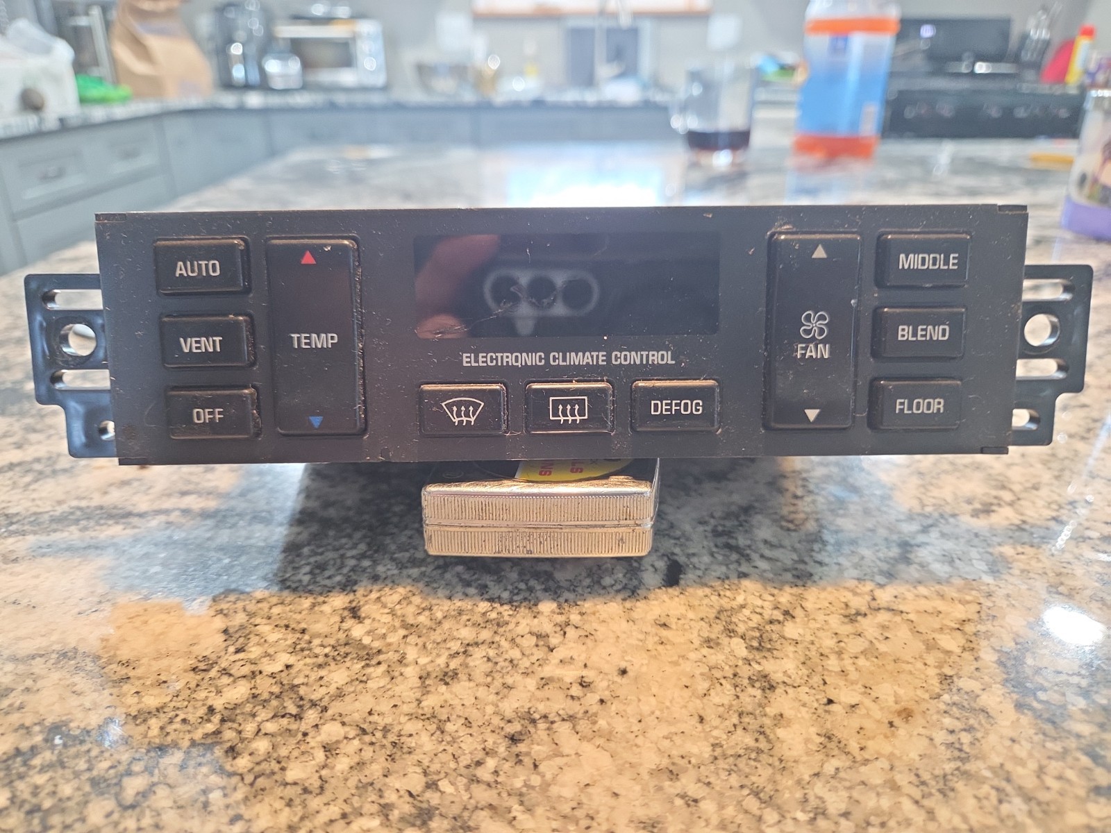 1994-1996 Buick Roadmaster Climate Temperature Control Unit OEM. 16199384 1994-1996 Buick Roadmaster Climate Temperature Control Unit OEM. 16199384