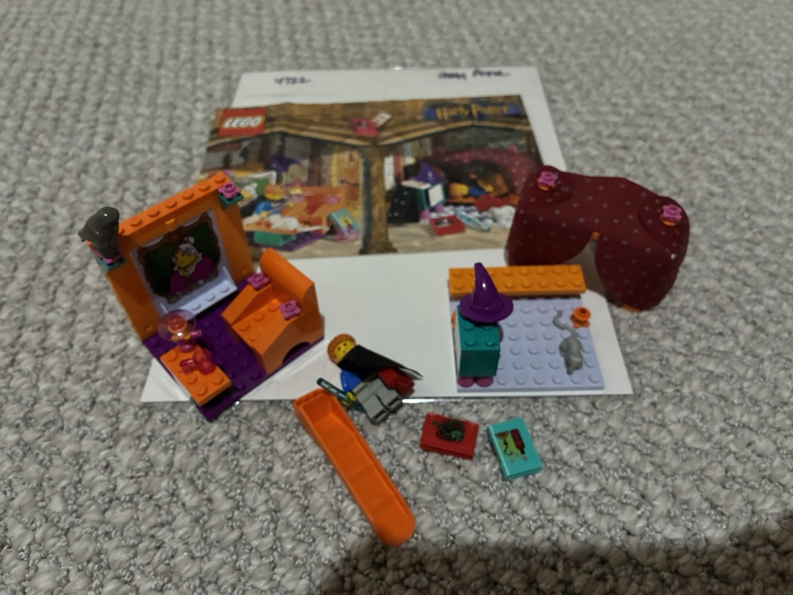 LEGO Harry Potter Gryffindor House (2001, #4722) w/ Minifigure and Manual LEGO Harry Potter Gryffindor House (2001, #4722) w/ Minifigure and Manual