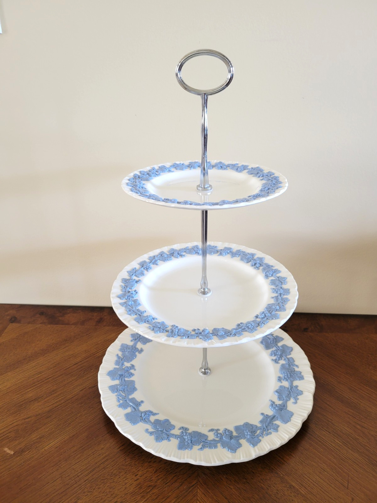 WEDGWOOD QUEENSWARE LAVENDER ON CREAM SHELL EDGE 3 TIER TIDBIT SERVER CAKE STAND WEDGWOOD QUEENSWARE LAVENDER ON CREAM SHELL EDGE 3 TIER TIDBIT SERVER CAKE STAND