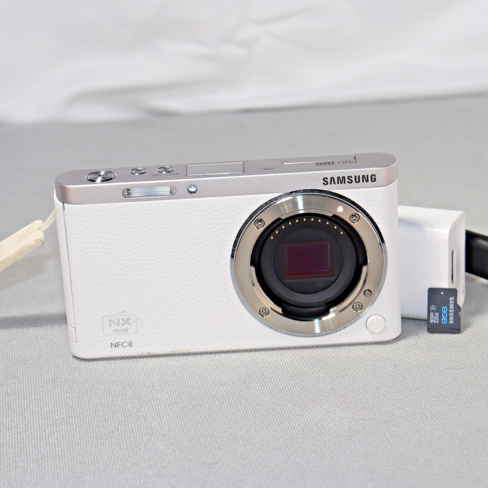 Samsung NX Mini 20 MP Mirrorless Camera Body White *GOOD/TESTED* W charger + 8gb