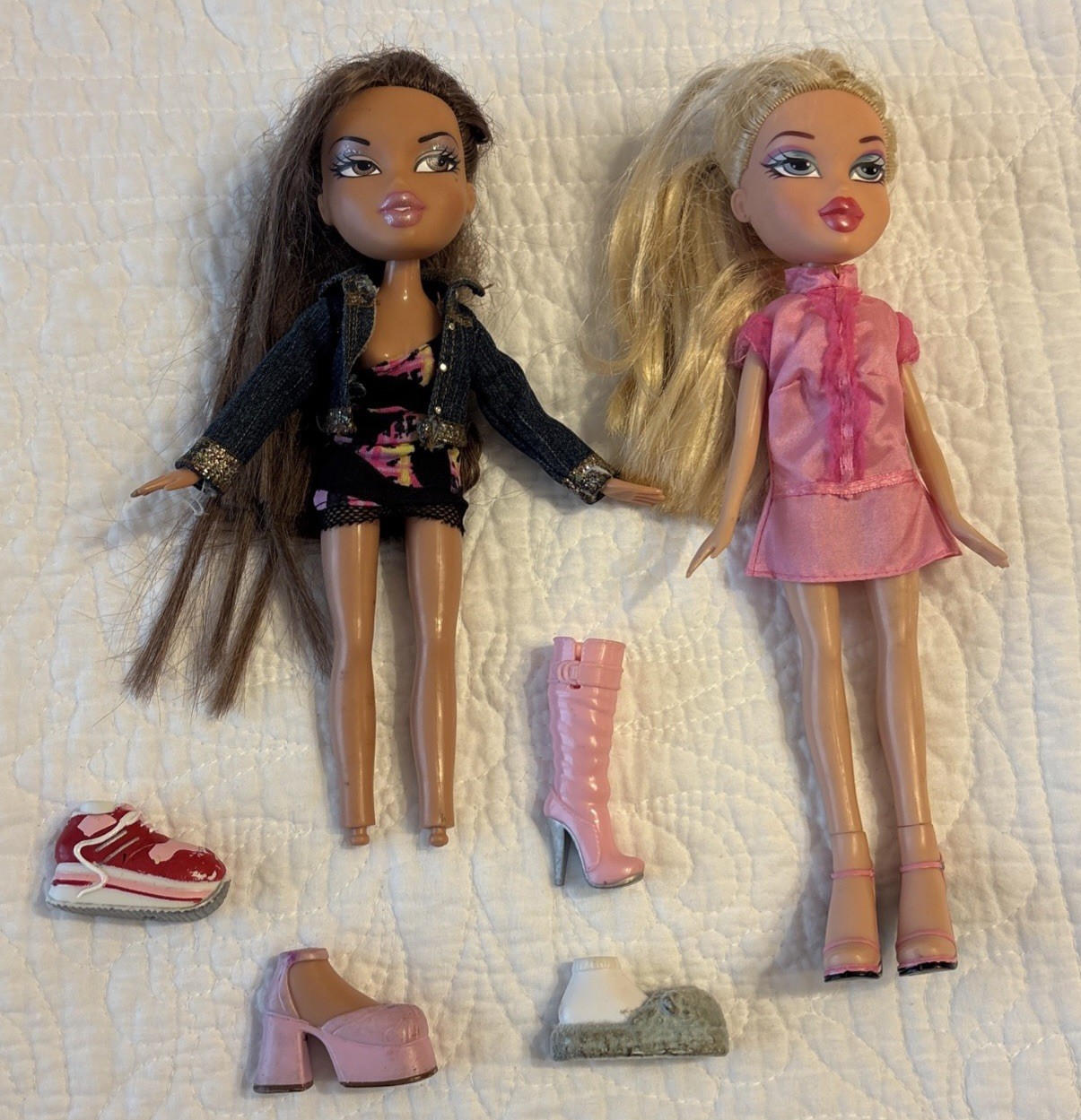 2001 Bratz Dolls Chloe & Yasmin in Outfits - Non matching Extra Shoes 2001 Bratz Dolls Chloe & Yasmin in Outfits - Non matching Extra Shoes