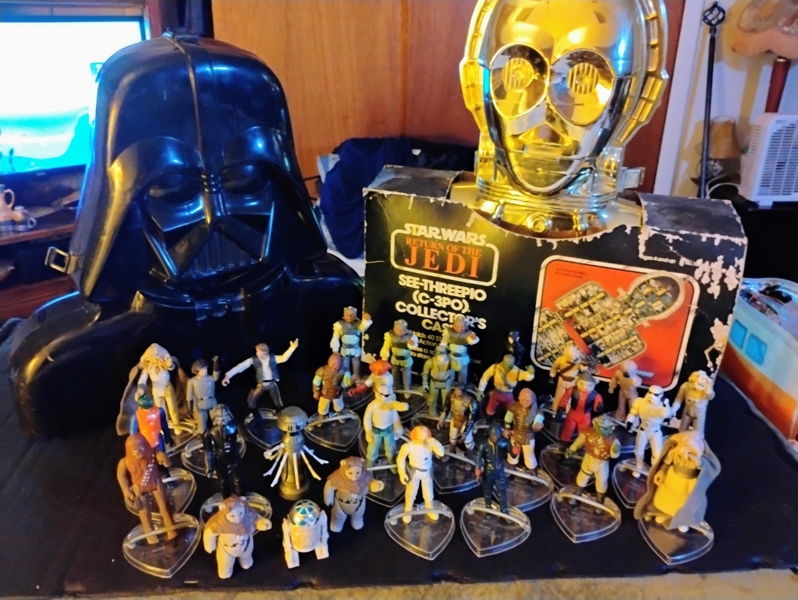 Star Wars Vintage Collection 30 Figures And , 2 Carring Cases Star Wars Vintage Collection 30 Figures And , 2 Carring Cases