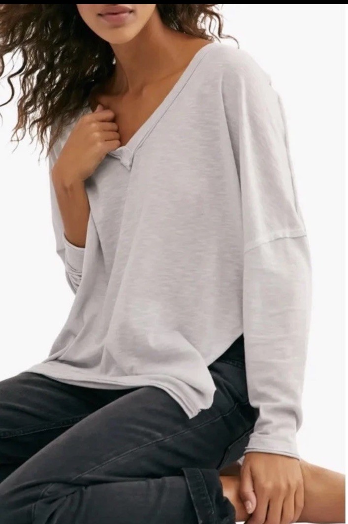 NEW Free People Women\'s On My Mind V-Neck Long Sleeve Shirt Light Gray Size S