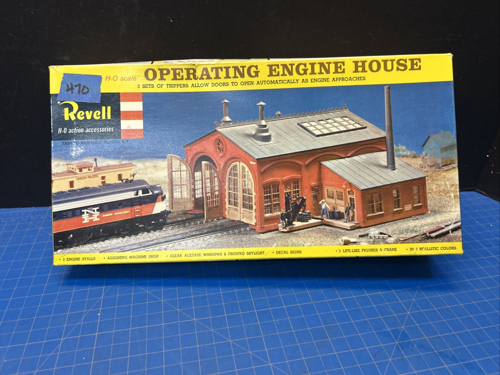 Revell HO 1:87 Operating Engine House Locomotive Shed Scenery Kit Plastic