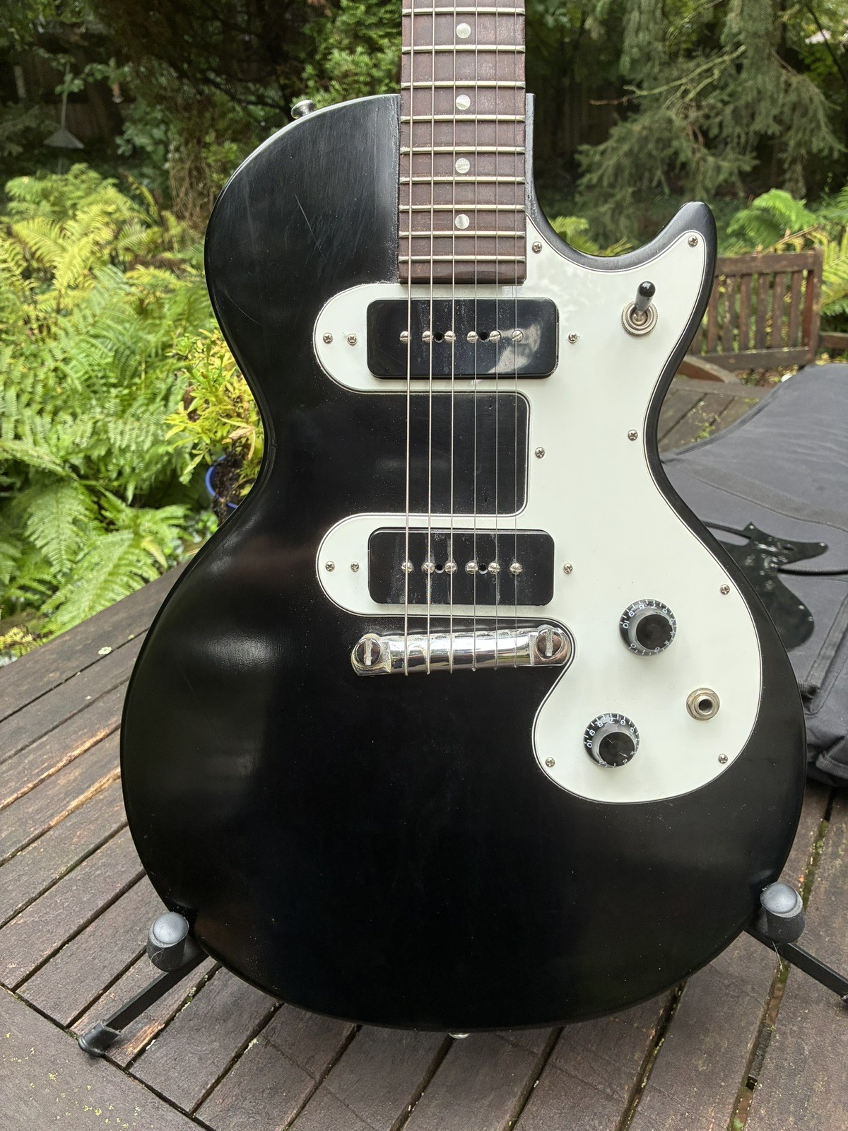 2011 Gibson Melody Maker Special - 2 P90s - Black White pick guard, gig bag 2011 Gibson Melody Maker Special - 2 P90s - Black White pick guard, gig bag