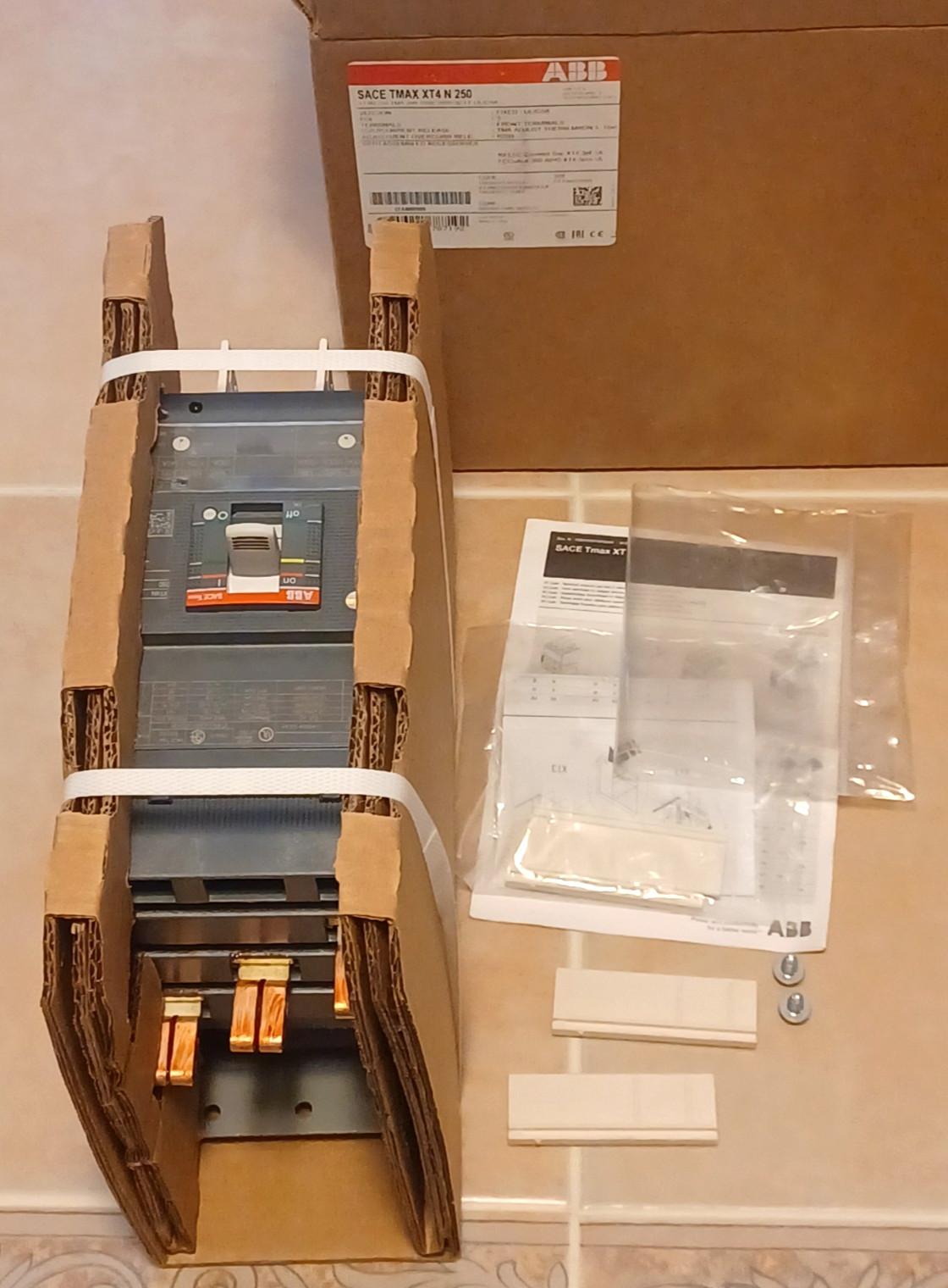 ABB SACE TMAX XT4N XT4 N 250 CIRCUIT BREAKER XT4NU3200BYJ000XXX 600V 200A 3-Pole