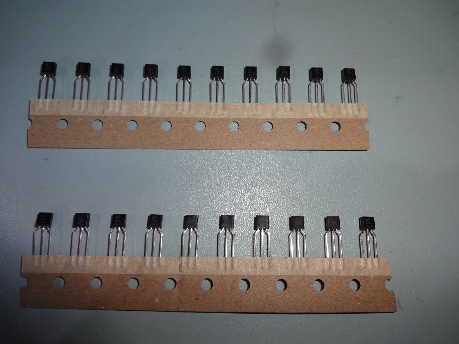 LOT OF (20) GENUINE DIOTEC SEMICONDUCTOR   2N5401 TRANSISTORS PNP TO-92