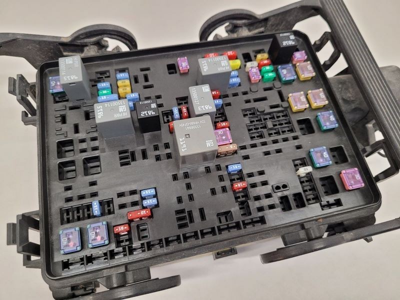 2014-2017 Chevrolet Silverado 1500  Engine Fuse Box Assembly OEM