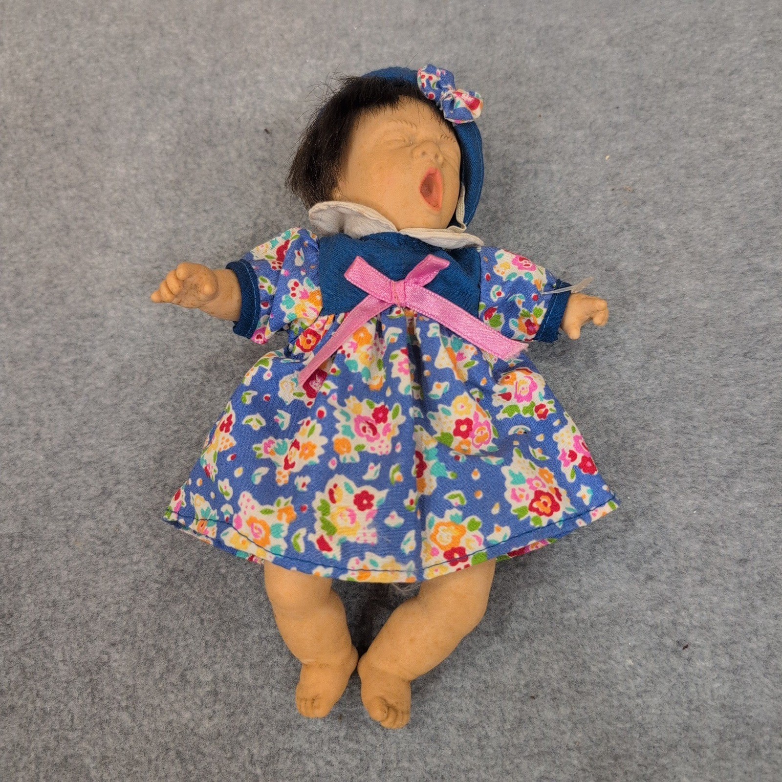 Vintage Gi-Go Bean Bag Baby Doll Blue Floral Dress Bonnet Blue Bow Yawning