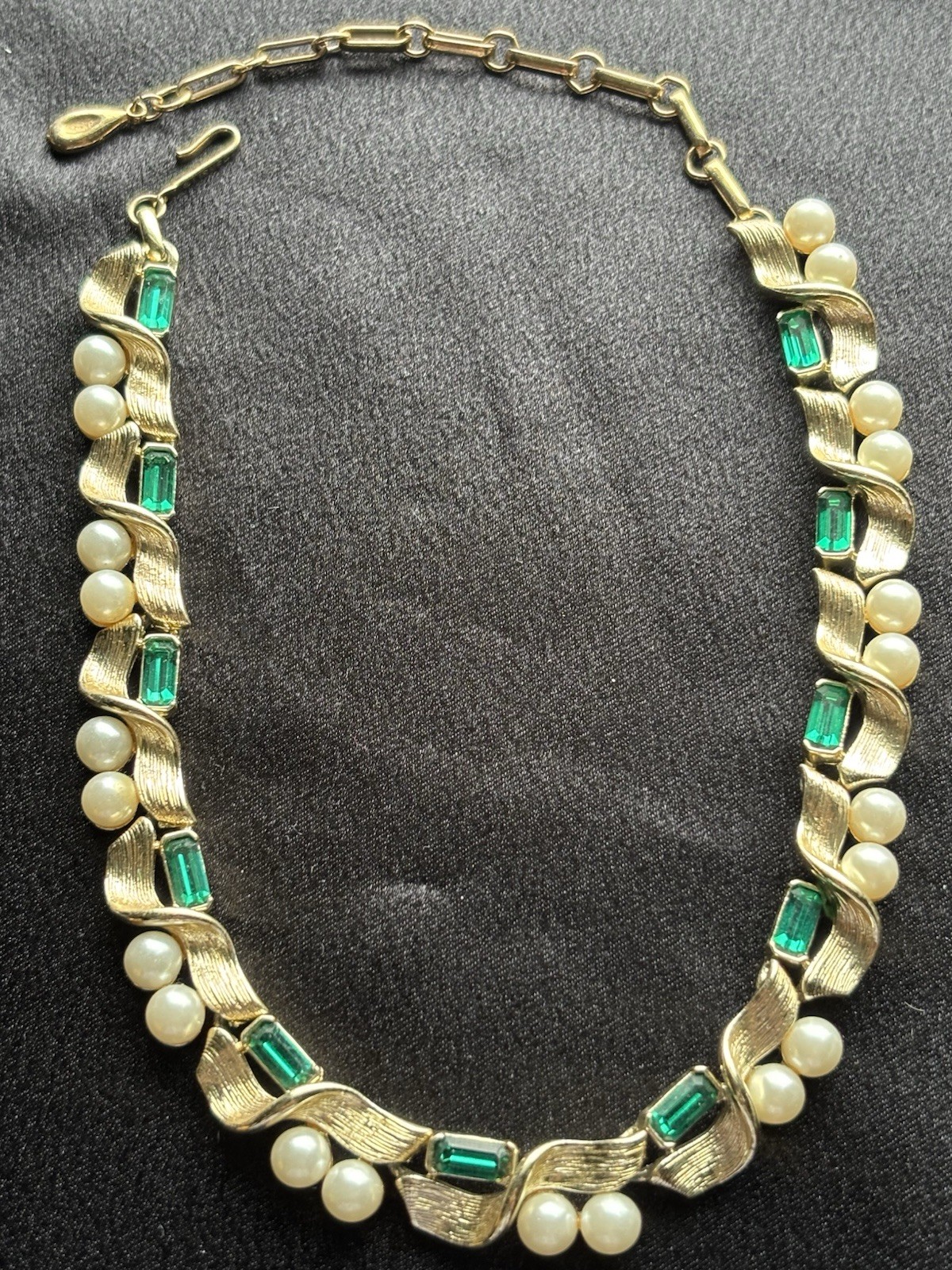 Vintage Signed Lisner Necklace Green Baguette Rhinestones Faux Pearl Gold Toned Vintage Signed Lisner Necklace Green Baguette Rhinestones Faux Pearl Gold Toned