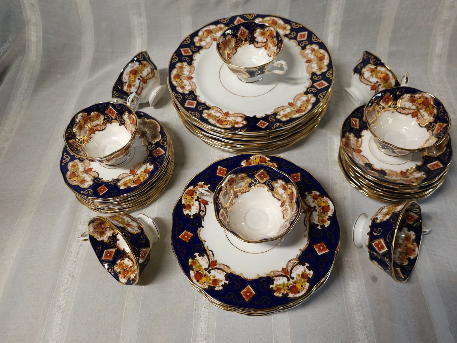 Vintage Royal Albert Heirloom Bone China Set – Service for 8 (42 Pieces, Mint)