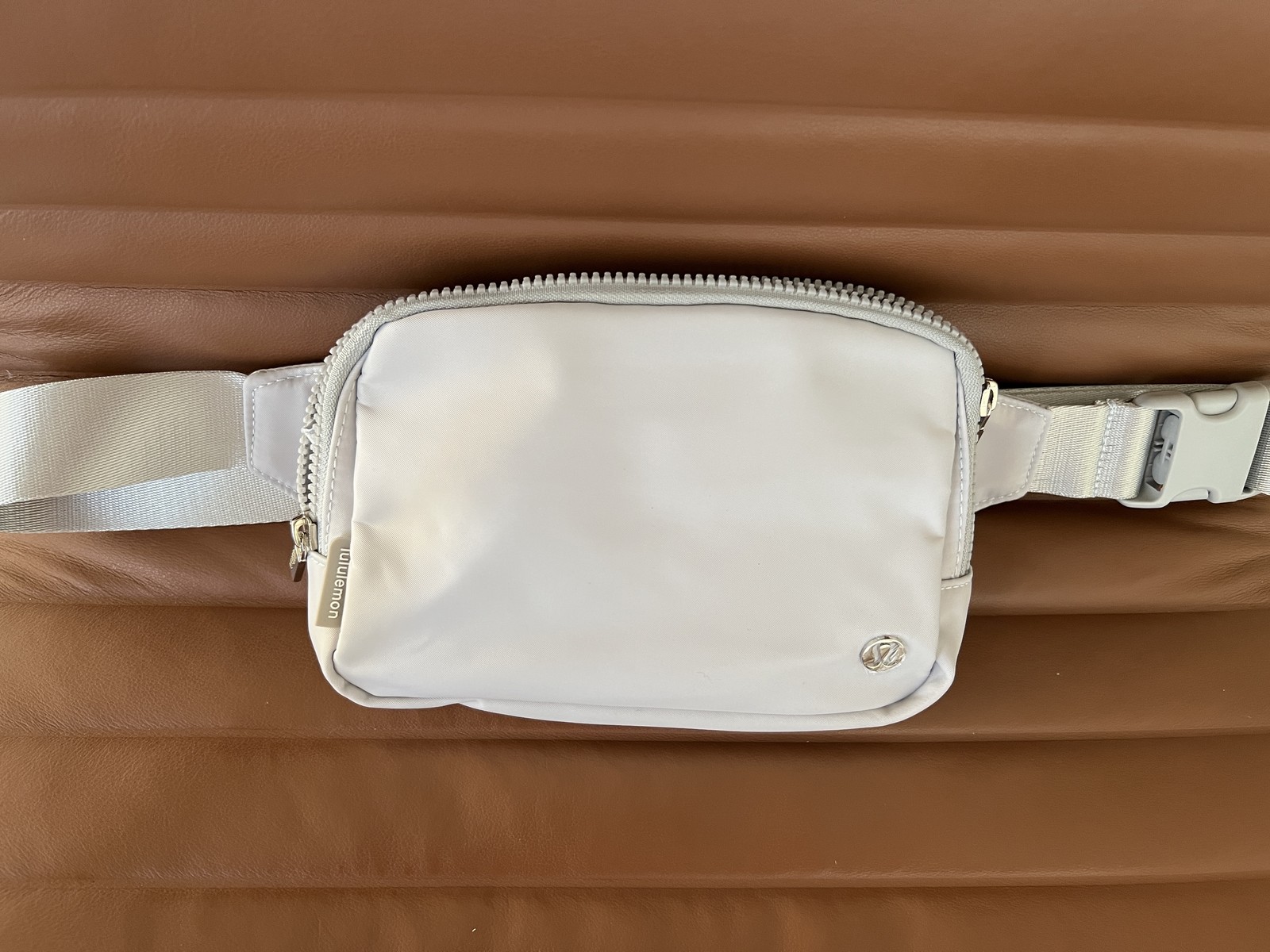 [NWT] Lulu Everywhere Belt Bag 2L (Grey)