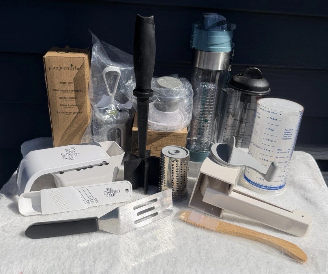 Lot 12 Pampered Chef Kitchen Tools Grater, Measure, Spatulas, Corer, Mix n Chop+ Lot 12 Pampered Chef Kitchen Tools Grater, Measure, Spatulas, Corer, Mix n Chop+