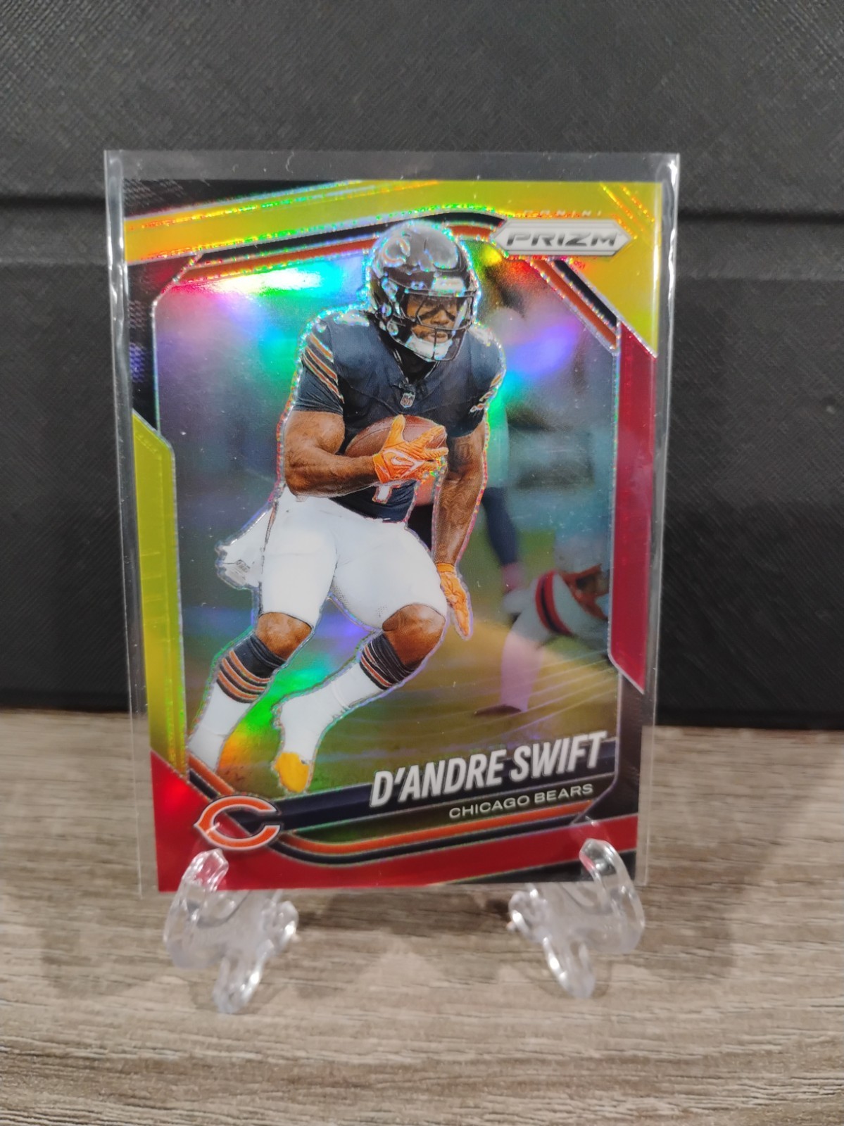 2025 Panini Prizm - D\'Andre Swift #236 Red & Yellow Prizm /44 Chicago Bears