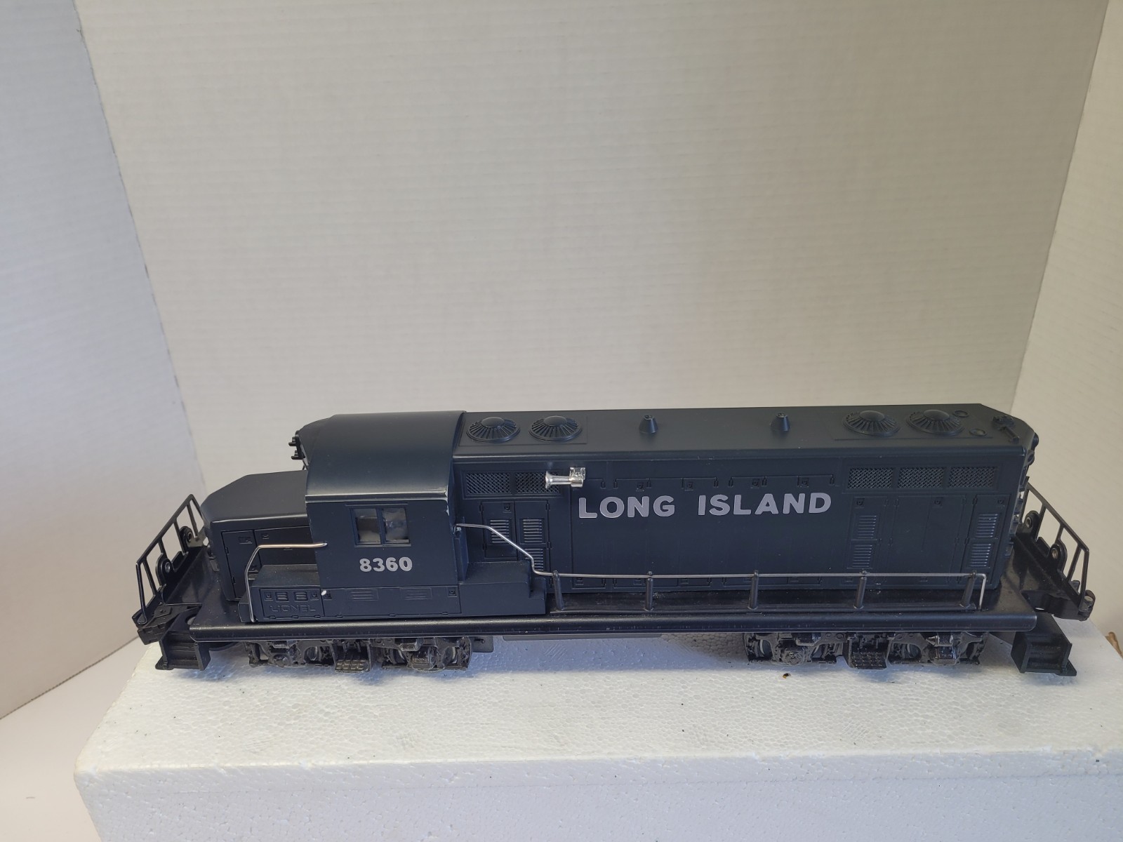 Lionel O Gauge Long Island GP-20 Diesel Locomotive Analog 3-Rail 6-8360 Lionel O Gauge Long Island GP-20 Diesel Locomotive Analog 3-Rail 6-8360