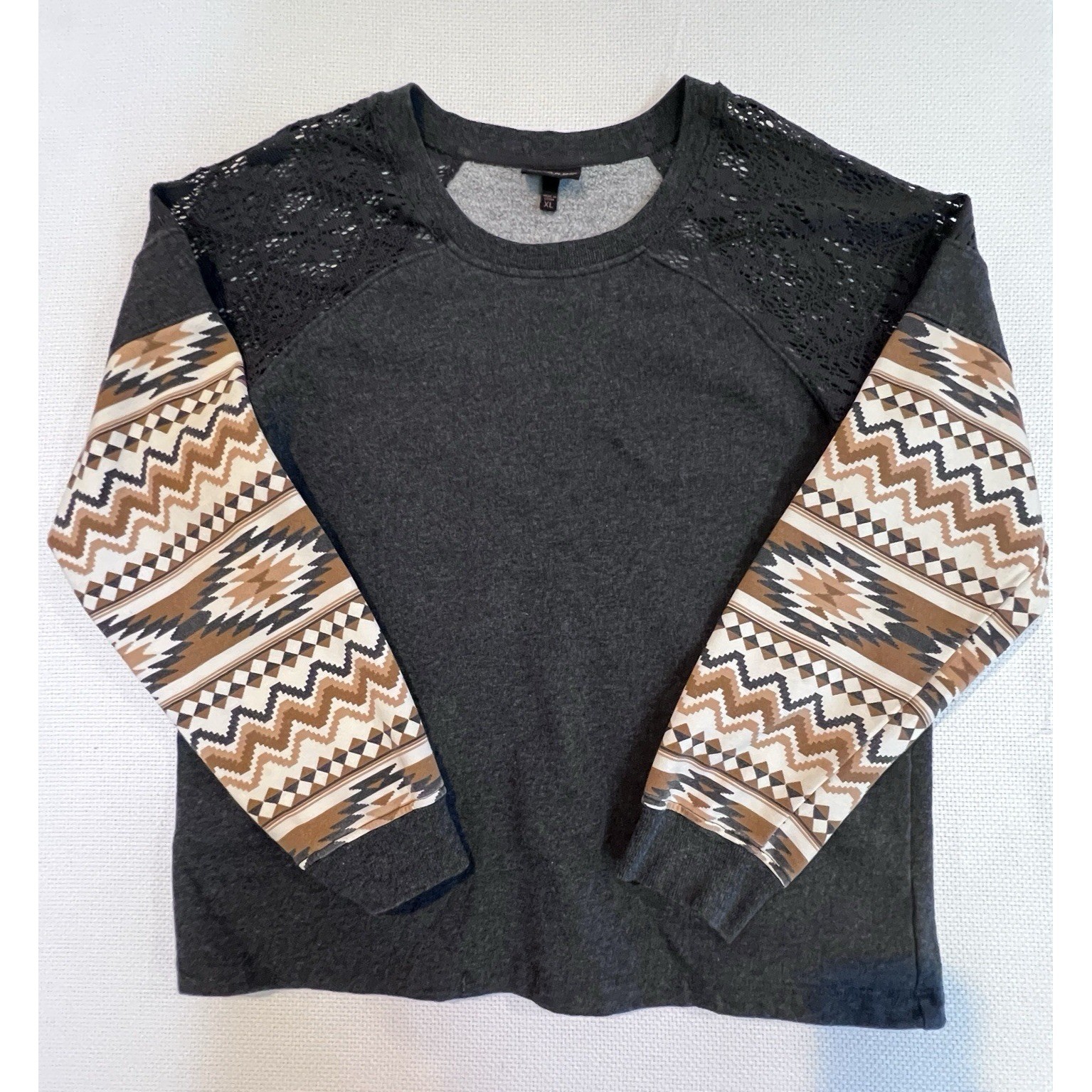 Shyanne Womens XL Gray Southwestern Aztec Print Lace Shoulder Sweatshirt Top