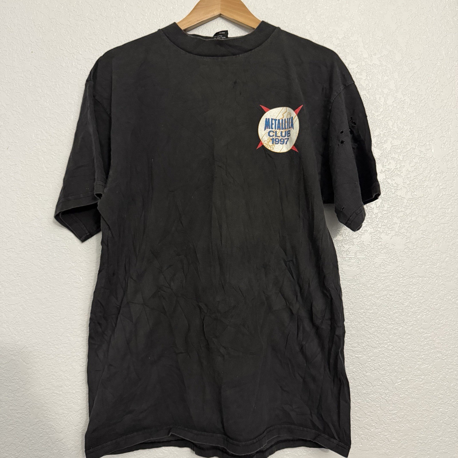 VTG Metallica Covering the World Club 1997 Giant Tag Men's Sz XL Distressed VTG Metallica Covering the World Club 1997 Giant Tag Men's Sz XL Distressed