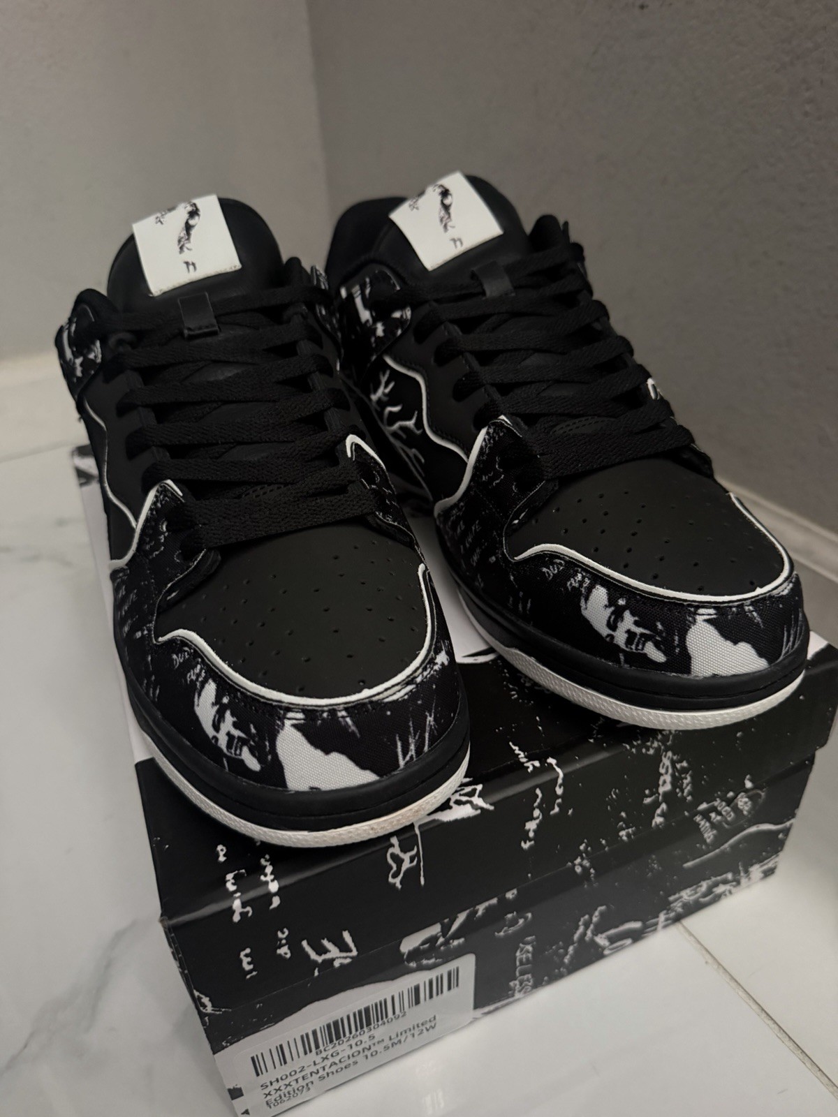 Men’s Black/White Low Top Lace-Up Graphic Print Sneakers SH002-LXG-10.5 Men’s Black/White Low Top Lace-Up Graphic Print Sneakers SH002-LXG-10.5