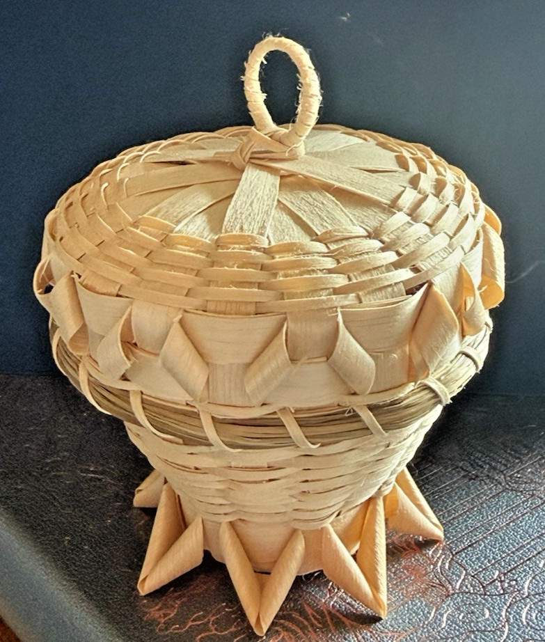 Fine Small Micmac Mi\'kmaq Fancy Basket Brown Ash Sweetgrass Native First Nation